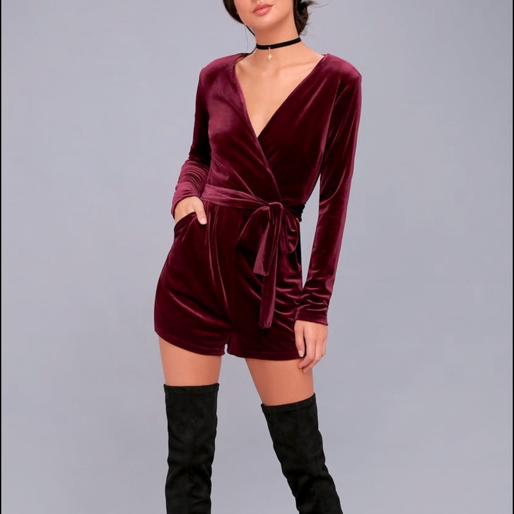 *NWT* Lulu’s Burgundy Velvet Long Sleeved Romper